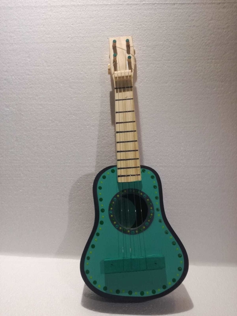 Guitarra grande de madera pintada