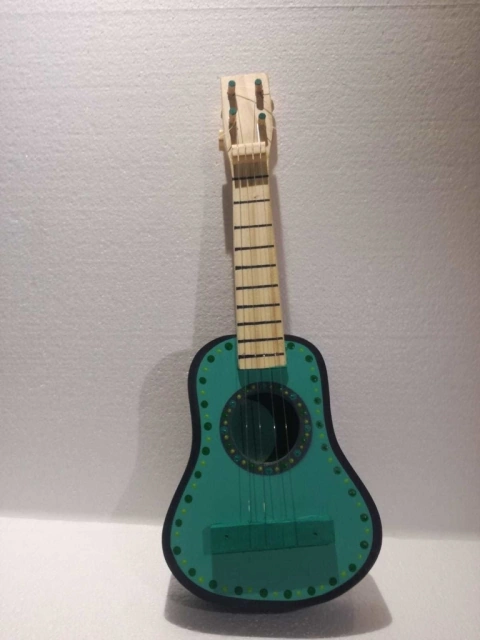 Guitarra grande de madera pintada