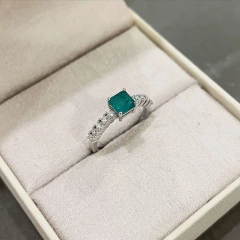 Anel Ouro 18k Esmeralda Quadrada e Diamantes na internet