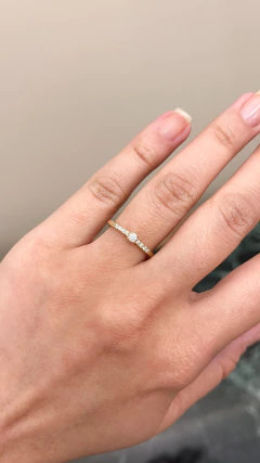 Anel Ouro 18k Solitário Diamante 8 Pontos + Diamantes no aro na internet