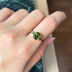 Anel Charlotte Ouro 18k com Turmalinas Verdes na internet