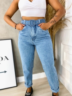 Calça Jeans Feminina Mom com Cinto Marmorizada - comprar online