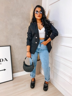 Calça Jeans Feminina Mom com Cinto Marmorizada na internet