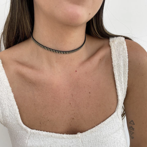 Choker Courinho Pontos Dourados