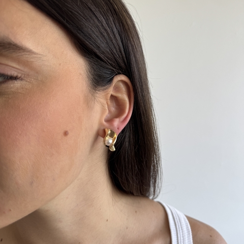 Brinco Onda Pérola Dourado - comprar online