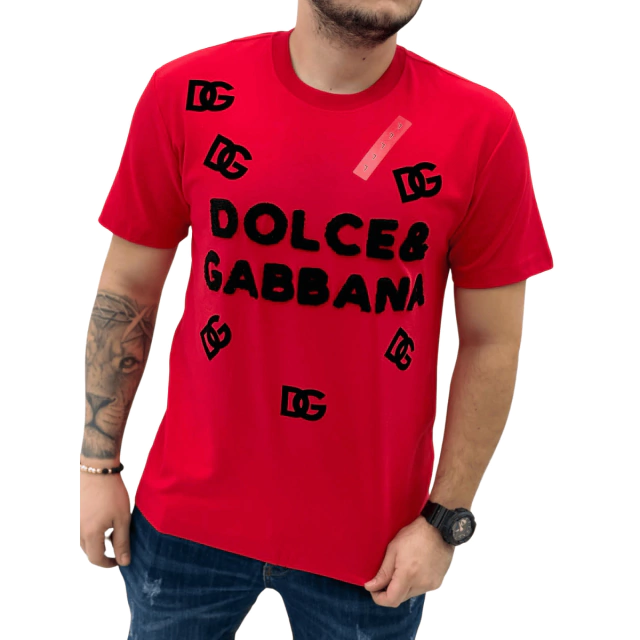 Comprar Camisetas Dolce & Gabbana Hombres: Elegancia Italiana en Cada Detalle Si estás buscando Comprar Camisetas Dolce & Gabbana Hombres, has llegado al lugar correcto. En Onlineshoppingcenterg, te ofrecemos la mejor selección de camisetas de esta prestigiosa marca italiana, y hoy queremos contarte todo lo que necesitas saber sobre estas prendas que combinan estilo, calidad y sofisticación. Desde su diseño moderno hasta su comodidad, aquí encontrarás la información que necesitas para tomar una decisión informada.  ¿Qué hace especiales a las Camisetas Dolce & Gabbana Hombres? Las Camisetas Dolce & Gabbana Hombres son un símbolo de elegancia y distinción. Diseñadas por una de las marcas más reconocidas en el mundo de la moda, estas camisetas combinan lo mejor del diseño italiano con materiales de alta calidad. Aquí te contamos por qué son tan especiales:  Diseño exclusivo: Con el icónico logo de Dolce & Gabbana y detalles únicos, estas camisetas son reconocidas por su estilo distintivo.  Materiales premium: Fabricadas con algodón de alta calidad, ofrecen suavidad, durabilidad y comodidad.  Estilo versátil: Perfectas para looks casuales o semi-formales, son ideales para cualquier ocasión.  Detalles únicos: Desde los bordados hasta los estampados, cada detalle refleja la esencia de la marca.  Camisetas Dolce & Gabbana Hombres: Elegancia Italiana en Cada Detalle Si estás buscando Camisetas Dolce & Gabbana Hombres, has llegado al lugar correcto. En Onlineshoppingcenterg, te ofrecemos la mejor selección de camisetas de esta prestigiosa marca italiana, y hoy queremos contarte todo lo que necesitas saber sobre estas prendas que combinan estilo, calidad y sofisticación. Desde su diseño moderno hasta su comodidad, aquí encontrarás la información que necesitas para tomar una decisión informada.  ¿Qué hace especiales a las Camisetas Dolce & Gabbana Hombres? Las Camisetas Dolce & Gabbana Hombres son un símbolo de elegancia y distinción. Diseñadas por una de las marcas más reconocidas en el mundo de la moda, estas camisetas combinan lo mejor del diseño italiano con materiales de alta calidad. Aquí te contamos por qué son tan especiales:  Diseño exclusivo: Con el icónico logo de Dolce & Gabbana y detalles únicos, estas camisetas son reconocidas por su estilo distintivo.  Materiales premium: Fabricadas con algodón de alta calidad, ofrecen suavidad, durabilidad y comodidad.  Estilo versátil: Perfectas para looks casuales o semi-formales, son ideales para cualquier ocasión.  Detalles únicos: Desde los bordados hasta los estampados, cada detalle refleja la esencia de la marca.    Características principales de las Camisetas Dolce & Gabbana Hombres 1. Diseño moderno y atemporal Las camisetas Dolce & Gabbana para hombre mantienen un estilo moderno pero atemporal, con opciones que van desde diseños minimalistas hasta estampados llamativos.  2. Materiales de alta calidad El algodón premium utilizado en estas camisetas garantiza suavidad, transpirabilidad y resistencia, lo que las hace perfectas para el uso diario.  3. Comodidad y ajuste perfecto Con cortes que se adaptan al cuerpo y costuras reforzadas, estas camisetas ofrecen un ajuste cómodo y elegante.  4. Estilo versátil Ya sea para un look casual con jeans o para combinarlas con chinos y una chaqueta, estas camisetas son una pieza clave en cualquier guardarropa.  Opiniones de usuarios sobre las Camisetas Dolce & Gabbana Hombres Los usuarios destacan la calidad y el diseño de estas camisetas. Muchos comentan que son "cómodas, elegantes y duraderas", perfectas para cualquier ocasión. Además, el logo icónico y los detalles exclusivos son otros puntos a favor.  ¿Cómo combinar las Camisetas Dolce & Gabbana Hombres? Estas camisetas son muy versátiles y pueden adaptarse a diferentes estilos. Aquí te dejamos algunas ideas:  Estilo casual: Combínalas con jeans y zapatillas para un look relajado pero sofisticado.  Look semi-formal: Úsalas con chinos y zapatos de vestir para una apariencia más elegante.  Estilo urbano: Atrévete a combinarlas con una chaqueta de mezclilla y sneakers.    ¿Dónde comprar Camisetas Dolce & Gabbana Hombres al mejor precio? En Onlineshoppingcenterg, te ofrecemos las Camisetas Dolce & Gabbana Hombres al mejor precio del mercado. Nuestra tienda online garantiza productos de alta calidad y envíos rápidos a todo Colombia.  Si estás buscando Dolce & Gabbana Camisetas Hombres precio competitivo, has llegado al lugar correcto. Además, contamos con ofertas especiales y descuentos exclusivos para que puedas adquirir tus camisetas favoritas sin preocuparte por el presupuesto.  ¿Por qué elegir Onlineshoppingcenterg? Productos de alta calidad: Todas nuestras camisetas Dolce & Gabbana cumplen con los más altos estándares.  Precios competitivos: Ofrecemos las mejores ofertas en moda de lujo.  Envíos rápidos: Recibe tus Camisetas Dolce & Gabbana Hombres en la comodidad de tu hogar.  Atención al cliente: Estamos siempre disponibles para resolver tus dudas y brindarte la mejor experiencia de compra.    ¿Vale la pena comprar las Camisetas Dolce & Gabbana Hombres? Sin duda, las Camisetas Dolce & Gabbana Hombres son una excelente inversión para cualquier hombre que busque estilo, calidad y elegancia. Su combinación de diseño moderno, materiales premium y versatilidad las convierte en un artículo imprescindible para tu guardarropa.  No esperes más y compra tus Camisetas Dolce & Gabbana Hombres en Onlineshoppingcenterg. ¡Haz clic ahora y disfruta de la mejor calidad al mejor precio!  Características principales de las Camisetas Dolce & Gabbana Hombres 1. Diseño moderno y atemporal Las camisetas Dolce & Gabbana para hombre mantienen un estilo moderno pero atemporal, con opciones que van desde diseños minimalistas hasta estampados llamativos.  2. Materiales de alta calidad El algodón premium utilizado en estas camisetas garantiza suavidad, transpirabilidad y resistencia, lo que las hace perfectas para el uso diario.  3. Comodidad y ajuste perfecto Con cortes que se adaptan al cuerpo y costuras reforzadas, estas camisetas ofrecen un ajuste cómodo y elegante.  4. Estilo versátil Ya sea para un look casual con jeans o para combinarlas con chinos y una chaqueta, estas camisetas son una pieza clave en cualquier guardarropa.  Opiniones de usuarios sobre las Camisetas Dolce & Gabbana Hombres Los usuarios destacan la calidad y el diseño de estas camisetas. Muchos comentan que son "cómodas, elegantes y duraderas", perfectas para cualquier ocasión. Además, el logo icónico y los detalles exclusivos son otros puntos a favor.  ¿Cómo combinar las Camisetas Dolce & Gabbana Hombres? Estas camisetas son muy versátiles y pueden adaptarse a diferentes estilos. Aquí te dejamos algunas ideas:  Estilo casual: Combínalas con jeans y zapatillas para un look relajado pero sofisticado.  Look semi-formal: Úsalas con chinos y zapatos de vestir para una apariencia más elegante.  Estilo urbano: Atrévete a combinarlas con una chaqueta de mezclilla y sneakers.  Camisetas Dolce & Gabbana Hombres: Elegancia Italiana en Cada Detalle Si estás buscando Camisetas Dolce & Gabbana Hombres, has llegado al lugar correcto. En Onlineshoppingcenterg, te ofrecemos la mejor selección de camisetas de esta prestigiosa marca italiana, y hoy queremos contarte todo lo que necesitas saber sobre estas prendas que combinan estilo, calidad y sofisticación. Desde su diseño moderno hasta su comodidad, aquí encontrarás la información que necesitas para tomar una decisión informada.  ¿Qué hace especiales a las Camisetas Dolce & Gabbana Hombres? Las Camisetas Dolce & Gabbana Hombres son un símbolo de elegancia y distinción. Diseñadas por una de las marcas más reconocidas en el mundo de la moda, estas camisetas combinan lo mejor del diseño italiano con materiales de alta calidad. Aquí te contamos por qué son tan especiales:  Diseño exclusivo: Con el icónico logo de Dolce & Gabbana y detalles únicos, estas camisetas son reconocidas por su estilo distintivo.  Materiales premium: Fabricadas con algodón de alta calidad, ofrecen suavidad, durabilidad y comodidad.  Estilo versátil: Perfectas para looks casuales o semi-formales, son ideales para cualquier ocasión.  Detalles únicos: Desde los bordados hasta los estampados, cada detalle refleja la esencia de la marca.    Características principales de las Camisetas Dolce & Gabbana Hombres 1. Diseño moderno y atemporal Las camisetas Dolce & Gabbana para hombre mantienen un estilo moderno pero atemporal, con opciones que van desde diseños minimalistas hasta estampados llamativos.  2. Materiales de alta calidad El algodón premium utilizado en estas camisetas garantiza suavidad, transpirabilidad y resistencia, lo que las hace perfectas para el uso diario.  3. Comodidad y ajuste perfecto Con cortes que se adaptan al cuerpo y costuras reforzadas, estas camisetas ofrecen un ajuste cómodo y elegante.  4. Estilo versátil Ya sea para un look casual con jeans o para combinarlas con chinos y una chaqueta, estas camisetas son una pieza clave en cualquier guardarropa.  Opiniones de usuarios sobre las Camisetas Dolce & Gabbana Hombres Los usuarios destacan la calidad y el diseño de estas camisetas. Muchos comentan que son "cómodas, elegantes y duraderas", perfectas para cualquier ocasión. Además, el logo icónico y los detalles exclusivos son otros puntos a favor.  ¿Cómo combinar las Camisetas Dolce & Gabbana Hombres? Estas camisetas son muy versátiles y pueden adaptarse a diferentes estilos. Aquí te dejamos algunas ideas:  Estilo casual: Combínalas con jeans y zapatillas para un look relajado pero sofisticado.  Look semi-formal: Úsalas con chinos y zapatos de vestir para una apariencia más elegante.  Estilo urbano: Atrévete a combinarlas con una chaqueta de mezclilla y sneakers.    ¿Dónde comprar Camisetas Dolce & Gabbana Hombres al mejor precio? En Onlineshoppingcenterg, te ofrecemos las Camisetas Dolce & Gabbana Hombres al mejor precio del mercado. Nuestra tienda online garantiza productos de alta calidad y envíos rápidos a todo Colombia.  Si estás buscando Dolce & Gabbana Camisetas Hombres precio competitivo, has llegado al lugar correcto. Además, contamos con ofertas especiales y descuentos exclusivos para que puedas adquirir tus camisetas favoritas sin preocuparte por el presupuesto.  ¿Por qué elegir Onlineshoppingcenterg? Productos de alta calidad: Todas nuestras camisetas Dolce & Gabbana cumplen con los más altos estándares.  Precios competitivos: Ofrecemos las mejores ofertas en moda de lujo.  Envíos rápidos: Recibe tus Camisetas Dolce & Gabbana Hombres en la comodidad de tu hogar.  Atención al cliente: Estamos siempre disponibles para resolver tus dudas y brindarte la mejor experiencia de compra.    ¿Vale la pena comprar las Camisetas Dolce & Gabbana Hombres? Sin duda, las Camisetas Dolce & Gabbana Hombres son una excelente inversión para cualquier hombre que busque estilo, calidad y elegancia. Su combinación de diseño moderno, materiales premium y versatilidad las convierte en un artículo imprescindible para tu guardarropa.  No esperes más y compra tus Camisetas Dolce & Gabbana Hombres en Onlineshoppingcenterg. ¡Haz clic ahora y disfruta de la mejor calidad al mejor precio!  ¿Dónde comprar Camisetas Dolce & Gabbana Hombres al mejor precio? En Onlineshoppingcenterg, te ofrecemos las Camisetas Dolce & Gabbana Hombres al mejor precio del mercado. Nuestra tienda online garantiza productos de alta calidad y envíos rápidos a todo Colombia.  Si estás buscando Dolce & Gabbana Camisetas Hombres precio competitivo, has llegado al lugar correcto. Además, contamos con ofertas especiales y descuentos exclusivos para que puedas adquirir tus camisetas favoritas sin preocuparte por el presupuesto.  ¿Por qué elegir Onlineshoppingcenterg? Productos de alta calidad: Todas nuestras camisetas Dolce & Gabbana cumplen con los más altos estándares.  Precios competitivos: Ofrecemos las mejores ofertas en moda de lujo.  Envíos rápidos: Recibe tus Camisetas Dolce & Gabbana Hombres en la comodidad de tu hogar.  Atención al cliente: Estamos siempre disponibles para resolver tus dudas y brindarte la mejor experiencia de compra.  Camisetas Dolce & Gabbana Hombres: Elegancia Italiana en Cada Detalle Si estás buscando Camisetas Dolce & Gabbana Hombres, has llegado al lugar correcto. En Onlineshoppingcenterg, te ofrecemos la mejor selección de camisetas de esta prestigiosa marca italiana, y hoy queremos contarte todo lo que necesitas saber sobre estas prendas que combinan estilo, calidad y sofisticación. Desde su diseño moderno hasta su comodidad, aquí encontrarás la información que necesitas para tomar una decisión informada.  ¿Qué hace especiales a las Camisetas Dolce & Gabbana Hombres? Las Camisetas Dolce & Gabbana Hombres son un símbolo de elegancia y distinción. Diseñadas por una de las marcas más reconocidas en el mundo de la moda, estas camisetas combinan lo mejor del diseño italiano con materiales de alta calidad. Aquí te contamos por qué son tan especiales:  Diseño exclusivo: Con el icónico logo de Dolce & Gabbana y detalles únicos, estas camisetas son reconocidas por su estilo distintivo.  Materiales premium: Fabricadas con algodón de alta calidad, ofrecen suavidad, durabilidad y comodidad.  Estilo versátil: Perfectas para looks casuales o semi-formales, son ideales para cualquier ocasión.  Detalles únicos: Desde los bordados hasta los estampados, cada detalle refleja la esencia de la marca.    Características principales de las Camisetas Dolce & Gabbana Hombres 1. Diseño moderno y atemporal Las camisetas Dolce & Gabbana para hombre mantienen un estilo moderno pero atemporal, con opciones que van desde diseños minimalistas hasta estampados llamativos.  2. Materiales de alta calidad El algodón premium utilizado en estas camisetas garantiza suavidad, transpirabilidad y resistencia, lo que las hace perfectas para el uso diario.  3. Comodidad y ajuste perfecto Con cortes que se adaptan al cuerpo y costuras reforzadas, estas camisetas ofrecen un ajuste cómodo y elegante.  4. Estilo versátil Ya sea para un look casual con jeans o para combinarlas con chinos y una chaqueta, estas camisetas son una pieza clave en cualquier guardarropa.  Opiniones de usuarios sobre las Camisetas Dolce & Gabbana Hombres Los usuarios destacan la calidad y el diseño de estas camisetas. Muchos comentan que son "cómodas, elegantes y duraderas", perfectas para cualquier ocasión. Además, el logo icónico y los detalles exclusivos son otros puntos a favor.  ¿Cómo combinar las Camisetas Dolce & Gabbana Hombres? Estas camisetas son muy versátiles y pueden adaptarse a diferentes estilos. Aquí te dejamos algunas ideas:  Estilo casual: Combínalas con jeans y zapatillas para un look relajado pero sofisticado.  Look semi-formal: Úsalas con chinos y zapatos de vestir para una apariencia más elegante.  Estilo urbano: Atrévete a combinarlas con una chaqueta de mezclilla y sneakers.    ¿Dónde comprar Camisetas Dolce & Gabbana Hombres al mejor precio? En Onlineshoppingcenterg, te ofrecemos las Camisetas Dolce & Gabbana Hombres al mejor precio del mercado. Nuestra tienda online garantiza productos de alta calidad y envíos rápidos a todo Colombia.  Si estás buscando Dolce & Gabbana Camisetas Hombres precio competitivo, has llegado al lugar correcto. Además, contamos con ofertas especiales y descuentos exclusivos para que puedas adquirir tus camisetas favoritas sin preocuparte por el presupuesto.  ¿Por qué elegir Onlineshoppingcenterg? Productos de alta calidad: Todas nuestras camisetas Dolce & Gabbana cumplen con los más altos estándares.  Precios competitivos: Ofrecemos las mejores ofertas en moda de lujo.  Envíos rápidos: Recibe tus Camisetas Dolce & Gabbana Hombres en la comodidad de tu hogar.  Atención al cliente: Estamos siempre disponibles para resolver tus dudas y brindarte la mejor experiencia de compra.    ¿Vale la pena comprar las Camisetas Dolce & Gabbana Hombres? Sin duda, las Camisetas Dolce & Gabbana Hombres son una excelente inversión para cualquier hombre que busque estilo, calidad y elegancia. Su combinación de diseño moderno, materiales premium y versatilidad las convierte en un artículo imprescindible para tu guardarropa.  No esperes más y compra tus Camisetas Dolce & Gabbana Hombres en Onlineshoppingcenterg. ¡Haz clic ahora y disfruta de la mejor calidad al mejor precio!  ¿Vale la pena comprar las Camisetas Dolce & Gabbana Hombres? Sin duda, las Camisetas Dolce & Gabbana Hombres son una excelente inversión para cualquier hombre que busque estilo, calidad y elegancia. Su combinación de diseño moderno, materiales premium y versatilidad las convierte en un artículo imprescindible para tu guardarropa.  No esperes más y compra tus Camisetas Dolce & Gabbana Hombres en Onlineshoppingcenterg. ¡Haz clic ahora y disfruta de la mejor calidad al mejor precio!