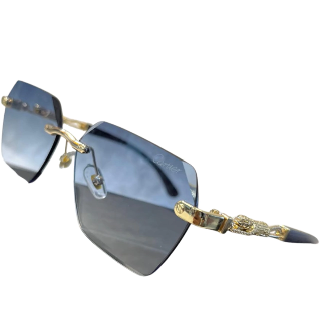 Comprar Cartier Lentes de Sol para Hombre: Guía Completa para Elegir las Mejores. Si estás buscando comprar Cartier lentes de sol para hombre, has llegado al lugar correcto. En Onlineshoppingcenterg, te ofrecemos una amplia selección de las mejores lentes de sol Cartier para hombre, con diseños exclusivos, calidad premium y los precios más competitivos. En este artículo, te ayudaremos a resolver todas tus dudas para que encuentres el modelo perfecto que se adapte a tu estilo y necesidades.  ¿Por qué Elegir Lentes de Sol Cartier para Hombre? Las lentes de sol Cartier para hombre son sinónimo de lujo, elegancia y sofisticación. Cartier es una marca icónica reconocida mundialmente por su artesanía excepcional y diseños atemporales. Sus lentes de sol no solo protegen tus ojos de los rayos UV, sino que también son un accesorio imprescindible para completar tu look.    Beneficios de las Lentes de Sol Cartier Hombre: Diseños exclusivos: Desde modelos clásicos hasta ediciones limitadas.  Calidad premium: Lentes polarizadas y monturas de materiales de alta gama.  Protección UV: 100% protección contra rayos UVA y UVB.  Comodidad: Ajuste perfecto para todo tipo de rostros.  Cómo Elegir las Mejores Lentes de Sol Cartier para Hombre Elegir las lentes de sol Cartier hombre adecuadas puede ser sencillo si tienes en cuenta estos factores:  1. Estilo y Diseño Cartier ofrece una variedad de estilos, desde los modelos clásicos como el Cartier Pasha hasta diseños modernos como el Cartier Santos. Piensa en tu estilo personal y elige un modelo que se adapte a tu rostro.  2. Talla y Ajuste Es importante que las lentes se ajusten correctamente a tu rostro. En nuestra tienda, encontrarás lentes de sol Cartier hombre en diferentes tallas para garantizar la máxima comodidad.  3. Lentes Polarizadas Si buscas mayor claridad y protección, opta por lentes de sol Cartier hombre polarizadas. Estas lentes reducen el deslumbramiento y son ideales para conducir o realizar actividades al aire libre.  4. Precio y Ofertas En Onlineshoppingcenterg, ofrecemos las mejores ofertas de lentes de sol Cartier para hombre. Compara precios y aprovecha nuestros descuentos exclusivos.    Modelos Más Populares de Lentes de Sol Cartier Hombre Aquí te presentamos algunos de los modelos más buscados:  1. Cartier Pasha Un clásico atemporal con montura de metal y detalles dorados. Perfecto para looks formales y casuales.  2. Cartier Santos Diseño moderno con montura cuadrada y lentes espejadas. Ideal para quienes buscan un estilo vanguardista.  3. Cartier Panthère Modelo elegante con detalles inspirados en la pantera de Cartier. Perfecto para ocasiones especiales.  4. Cartier Drive Edición limitada con montura de acetato y lentes degradadas. Un accesorio exclusivo para looks sofisticados.    ¿Cómo Identificar Lentes de Sol Cartier de buena calidad? Al comprar lentes de sol Cartier para hombre, es importante asegurarte de que sean originales. Sigue estos consejos:  Verifica el logo de Cartier en la montura y las patillas.  Revisa la calidad de los materiales: las lentes de buena calidad tienen un acabado impecable.  Asegúrate de que incluyan estuche, paño de limpieza.  ¿Dónde Comprar Lentes de Sol Cartier Hombre? En Onlineshoppingcenterg, somos especialistas en lentes de sol Cartier para hombre. Ofrecemos:  Envío rápido y seguro a toda Colombia.  Precios competitivos y ofertas exclusivas.  Garantía de buena calidad en todos nuestros productos.  No importa si buscas lentes de sol Cartier hombre baratas o modelos de edición limitada, en nuestra tienda online encontrarás lo que necesitas.    Encuentra tus Lentes de Sol Cartier Ideales Las lentes de sol Cartier para hombre son una inversión en estilo y calidad. En Onlineshoppingcenterg, te ayudamos a encontrar el modelo perfecto, ya sea que busques lentes de sol Cartier hombre polarizadas, diseños clásicos o las últimas novedades.  ¡No esperes más! Explora nuestra colección y compra tus lentes de sol Cartier hombre al mejor precio.