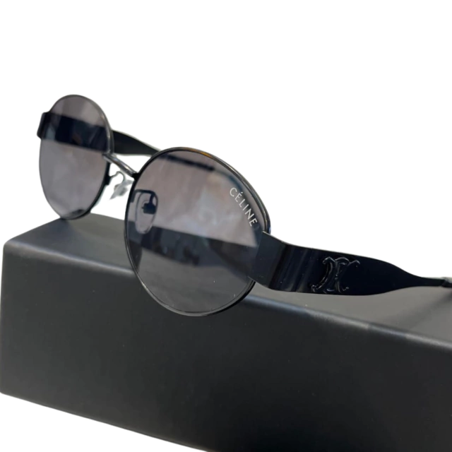 Comprar Celine Gafas de Sol Mujer: Guía Completa para Encontrar las Mejores Ofertas. Si estás buscando comprar Celine gafas de sol mujer, has llegado al lugar correcto. En Onlineshoppingcenterg, te ofrecemos una selección exclusiva de las mejores gafas de sol Celine para mujer, con diseños elegantes, tendencias 2023 y precios competitivos. Aquí te explicamos todo lo que necesitas saber para tomar la mejor decisión de compra.  ¿Por qué Comprar Gafas de Sol Celine Mujer? Las gafas de sol Celine mujer son sinónimo de lujo, estilo y calidad. Diseñadas por una de las marcas más icónicas de moda, estas gafas combinan elegancia francesa con detalles innovadores. Algunos de los modelos más buscados incluyen:  Gafas de sol Celine Triomphe: Un diseño clásico con el logo emblemático de la marca.  Gafas de sol Celine cat-eye: Perfectas para un look femenino y sofisticado.  Gafas de sol Celine oversized: Ideales para un estilo moderno y atrevido.  Además, las lentes Celine mujer ofrecen protección UV de alta calidad, garantizando no solo estilo, sino también cuidado para tus ojos.    Dónde Comprar Gafas de Sol Celine Mujer En Onlineshoppingcenterg, encontrarás una amplia variedad de gafas Celine mujer al mejor precio. Nuestra tienda online ofrece:  Envío gratis en pedidos seleccionados.  Ofertas gafas de sol Celine mujer con descuentos exclusivos.  Gafas de sol Celine mujer rebajas en ediciones limitadas y modelos anteriores.  Si buscas comprar gafas Celine mujer baratas, revisa nuestra sección de outlet, donde encontrarás auténticas gangas.  Gafas de Sol Celine Mujer: Tendencias 2023 Este año, las gafas de sol Celine 2023 destacan por:  Diseños vintage: Inspirados en los años 70 y 80, con monturas grandes y colores retro.  Lentes polarizadas: Ideales para proteger tus ojos en días soleados.  Ediciones limitadas: Modelos exclusivos como las gafas de sol Celine Triomphe o las gafas Celine Audrey.    Cómo Elegir las Mejores Gafas de Sol Celine para Mujer Si no sabes por dónde empezar, sigue estos consejos:  Define tu estilo: ¿Prefieres un look clásico, moderno o atrevido?  Elige el modelo adecuado: Las gafas de sol Celine cat-eye son perfectas para rostros redondos, mientras que las gafas oversized favorecen rostros angulares.  Verifica la protección UV: Asegúrate de que las lentes ofrezcan 100% protección contra los rayos UV.  Ofertas y Descuentos en Gafas de Sol Celine Mujer En Onlineshoppingcenterg, nos esforzamos por ofrecer las mejores ofertas gafas de sol Celine mujer. Algunas de nuestras promociones incluyen:  Gafas de sol Celine mujer descuento: Hasta un 30% de descuento en modelos seleccionados.  Gafas de sol Celine mujer outlet: Precios reducidos en ediciones pasadas.  Comprar gafas Celine mujer envío gratis: En pedidos superiores a $100 para colombia.    Preguntas Frecuentes sobre Comprar Gafas de Sol Celine Mujer 1. ¿Dónde comprar gafas de sol Celine para mujer? Puedes comprar gafas de sol Celine mujer en nuestra tienda online Onlineshoppingcenterg, con envío rápido y seguro.  2. ¿Cuál es el precio de las gafas Celine mujer? El precio de las gafas Celine mujer varía según el modelo, pero en nuestra tienda encontrarás opciones desde 200hasta200hasta400, con ofertas especiales.  3. ¿Las gafas de sol Celine son polarizadas? Sí, muchos modelos como las gafas de sol Celine Triomphe incluyen lentes polarizadas para mayor comodidad y protección.    Comprar Gafas de Sol Celine Mujer Nunca Fue Tan Fácil Si buscas comprar Celine gafas de sol mujer, en Onlineshoppingcenterg tenemos lo que necesitas. Desde modelos clásicos hasta las últimas tendencias 2023, nuestras gafas de sol Celine mujer son la elección perfecta para combinar estilo y funcionalidad.  ¡No esperes más! Explora nuestra colección y encuentra tus gafas de sol Celine ideales al mejor precio.