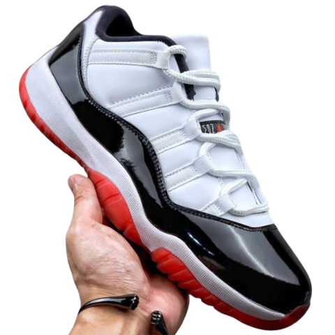 JORDAN RETRO 11 LOW CONCORD BRED HOMBRE: La Mejor Opción para los Amantes del Estilo y Comodidad.
¿Por qué Elegir los JORDAN RETRO 11 LOW CONCORD BRED HOMBRE?
Los JORDAN RETRO 11 LOW CONCORD BRED HOMBRE son una de las ediciones más populares y buscadas en