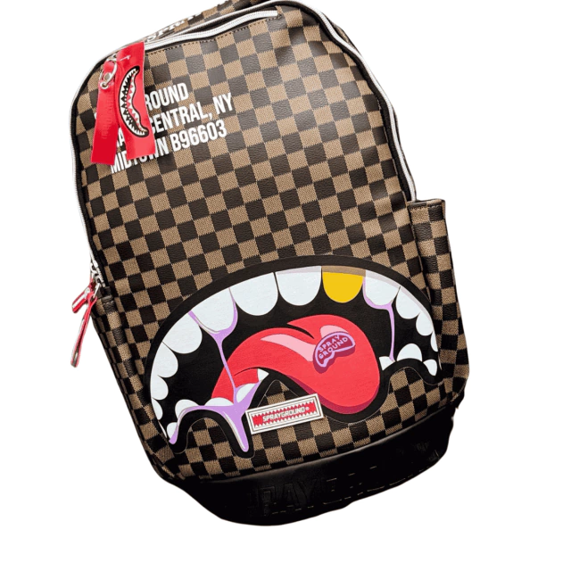 COMPRAR MALETINES SPRAYGROUND PARA HOMBRES: CALIDAD Y ESPACIO Si estás buscando maletines Sprayground para hombres que combinen diseño, durabilidad y tendencia, has llegado al lugar correcto. En Onlineshoppingcenterg, te ofrecemos una amplia selección de maletines que se adaptan a tus necesidades, ya sea para el trabajo, la escuela, viajes o incluso gaming. A continuación, te contamos todo lo que necesitas saber sobre estos productos y por qué son la mejor opción para ti en 2025.  ¿POR QUÉ ELEGIR MALETINES SPRAYGROUND PARA HOMBRES? Los maletines Sprayground para hombres son reconocidos por su estilo urbano y su calidad premium. Estos productos no solo destacan por su apariencia moderna, sino también por su funcionalidad y resistencia. Aquí te explicamos sus principales ventajas:    Diseño Único y Moderno Los maletines Sprayground se caracterizan por sus estampados únicos y su estilo urbano. Cada modelo está pensado para hombres que buscan destacar con accesorios que reflejen su personalidad. Ya sea para un look casual, deportivo o de moda, estos maletines son la elección perfecta.  Calidad Premium y Durabilidad Fabricados con materiales resistentes, los maletines Sprayground para hombres están diseñados para durar. Su construcción ergonómica y ligera los hace ideales para el día a día, ya sea en la universidad, el trabajo o durante un viaje.  Funcionalidad y Comodidad Estos maletines cuentan con organizadores internos y espacios amplios para guardar todo lo que necesitas. Además, su diseño ergonómico garantiza comodidad incluso durante largas horas de uso.    COLECCIÓN 2025: LO MEJOR DE SPRAYGROUND PARA HOMBRES En 2025, la marca Sprayground ha lanzado una colección exclusiva de maletines que combina innovación y tendencia. Algunos de los modelos más destacados incluyen:  Maletines estilo urbano: Perfectos para hombres que buscan un look moderno y vanguardista.  Maletines para gaming: Diseñados para gamers que necesitan espacio y organización para sus dispositivos.  Maletines para viaje: Ideales para llevar tus pertenencias de manera segura y organizada.  Maletines para trabajo y escuela: Prácticos, resistentes y con un diseño que se adapta a cualquier ocasión.  Además, la colección incluye ediciones limitadas con estampados exclusivos que no encontrarás en ningún otro lugar.  ¿PARA QUÉ USOS SON IDEALES LOS MALETINES SPRAYGROUND? Los maletines Sprayground para hombres son versátiles y se adaptan a diferentes situaciones:  Trabajo y oficina: Con organizadores para laptops, documentos y accesorios.  Escuela y universidad: Espaciosos y cómodos para llevar libros, cuadernos y dispositivos electrónicos.  Viajes: Resistentes y funcionales para llevar tus pertenencias de manera segura.  Gaming: Diseñados específicamente para gamers, con compartimentos especializados.  Estilo urbano: Perfectos para completar tu outfit casual o deportivo.    ¿DÓNDE COMPRAR MALETINES SPRAYGROUND PARA HOMBRES? En Onlineshoppingcenterg, tenemos la mejor selección de maletines Sprayground para hombres. Nuestra tienda online ofrece productos auténticos, con envíos rápidos y seguros. Además, contamos con ofertas exclusivas en la colección 2025, incluyendo ediciones limitadas y modelos innovadores.  ¿POR QUÉ ELEGIR ONLINESHOPPINGCENTERG? Amplia variedad: Tenemos maletines para todos los estilos y necesidades.  Calidad garantizada: Todos nuestros productos son de calidad premium.  Precios competitivos: Ofrecemos las mejores opciones al mejor precio.  Envíos rápidos: Recibe tu maletín en la puerta de tu casa.    ADQUIERE LA TUYA Si buscas maletines Sprayground para hombres que combinen estilo, funcionalidad y calidad, no busques más. En Onlineshoppingcenterg encontrarás la mejor selección para 2025. Ya sea para trabajo, escuela, viajes o gaming, estos maletines son la elección perfecta para hombres modernos y exigentes.  ¡Visita nuestra tienda online y descubre la colección completa de maletines Sprayground para hombres!