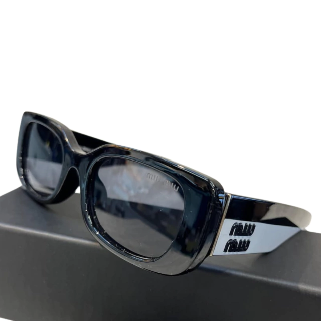 Comprar Miu Miu Gafas de Sol Mujer y Hombre: Guía Completa para Elegir las Mejores. Si estás buscando comprar Miu Miu gafas de sol para mujer y hombre, has llegado al lugar correcto. En Onlineshoppingcenterg, te ofrecemos una amplia selección de las mejores gafas de sol Miu Miu, con diseños exclusivos, calidad premium y los precios más competitivos. En este artículo, te ayudaremos a resolver todas tus dudas para que encuentres el modelo perfecto que se adapte a tu estilo y necesidades.  ¿Por qué Elegir Gafas de Sol Miu Miu para Mujer y Hombre? Las gafas de sol Miu Miu son sinónimo de elegancia, innovación y estilo vanguardista. Miu Miu, la hermana joven de Prada, es reconocida por su diseño audaz y sofisticado. Sus gafas de sol no solo protegen tus ojos de los rayos UV, sino que también son un accesorio imprescindible para completar tu look.    Beneficios de las Gafas de Sol Miu Miu: Diseños exclusivos: Desde modelos clásicos hasta ediciones limitadas.  Calidad premium: Lentes polarizadas y monturas de materiales de alta gama.  Protección UV: 100% protección contra rayos UVA y UVB.  Comodidad: Ajuste perfecto para todo tipo de rostros.  Cómo Elegir las Mejores Gafas de Sol Miu Miu Elegir las gafas de sol Miu Miu adecuadas puede ser sencillo si tienes en cuenta estos factores:  1. Estilo y Diseño Miu Miu ofrece una variedad de estilos, desde los modelos clásicos como el Miu Miu MU 01US hasta diseños modernos como el Miu Miu MU 03US. Piensa en tu estilo personal y elige un modelo que se adapte a tu rostro.  2. Talla y Ajuste Es importante que las gafas se ajusten correctamente a tu rostro. En nuestra tienda, encontrarás gafas de sol Miu Miu en diferentes tallas para garantizar la máxima comodidad.  3. Lentes Polarizadas Si buscas mayor claridad y protección, opta por gafas de sol Miu Miu polarizadas. Estas lentes reducen el deslumbramiento y son ideales para conducir o realizar actividades al aire libre.  4. Precio y Ofertas En Onlineshoppingcenterg, ofrecemos las mejores ofertas de gafas de sol Miu Miu. Compara precios y aprovecha nuestros descuentos exclusivos.    Modelos Más Populares de Gafas de Sol Miu Miu Aquí te presentamos algunos de los modelos más buscados:  1. Miu Miu MU 01US Un clásico atemporal con montura de acetato y lentes oscuras. Perfecto para looks formales y casuales.  2. Miu Miu MU 02US Diseño moderno con montura metálica y lentes espejadas. Ideal para quienes buscan un estilo vanguardista.  3. Miu Miu MU 03US Modelo deportivo con lentes polarizadas y montura ligera. Perfecto para actividades al aire libre.  4. Miu Miu MU 04US Edición limitada con detalles dorados y lentes degradadas. Un accesorio exclusivo para ocasiones especiales.  Comprar Miu Miu Gafas de Sol Mujer y Hombre: Guía Completa para Elegir las Mejores. Si estás buscando comprar Miu Miu gafas de sol para mujer y hombre, has llegado al lugar correcto. En Onlineshoppingcenterg, te ofrecemos una amplia selección de las mejores gafas de sol Miu Miu, con diseños exclusivos, calidad premium y los precios más competitivos. En este artículo, te ayudaremos a resolver todas tus dudas para que encuentres el modelo perfecto que se adapte a tu estilo y necesidades.  ¿Por qué Elegir Gafas de Sol Miu Miu para Mujer y Hombre? Las gafas de sol Miu Miu son sinónimo de elegancia, innovación y estilo vanguardista. Miu Miu, la hermana joven de Prada, es reconocida por su diseño audaz y sofisticado. Sus gafas de sol no solo protegen tus ojos de los rayos UV, sino que también son un accesorio imprescindible para completar tu look.    Beneficios de las Gafas de Sol Miu Miu: Diseños exclusivos: Desde modelos clásicos hasta ediciones limitadas.  Calidad premium: Lentes polarizadas y monturas de materiales de alta gama.  Protección UV: 100% protección contra rayos UVA y UVB.  Comodidad: Ajuste perfecto para todo tipo de rostros.  Cómo Elegir las Mejores Gafas de Sol Miu Miu Elegir las gafas de sol Miu Miu adecuadas puede ser sencillo si tienes en cuenta estos factores:  1. Estilo y Diseño Miu Miu ofrece una variedad de estilos, desde los modelos clásicos como el Miu Miu MU 01US hasta diseños modernos como el Miu Miu MU 03US. Piensa en tu estilo personal y elige un modelo que se adapte a tu rostro.  2. Talla y Ajuste Es importante que las gafas se ajusten correctamente a tu rostro. En nuestra tienda, encontrarás gafas de sol Miu Miu en diferentes tallas para garantizar la máxima comodidad.  3. Lentes Polarizadas Si buscas mayor claridad y protección, opta por gafas de sol Miu Miu polarizadas. Estas lentes reducen el deslumbramiento y son ideales para conducir o realizar actividades al aire libre.  4. Precio y Ofertas En Onlineshoppingcenterg, ofrecemos las mejores ofertas de gafas de sol Miu Miu. Compara precios y aprovecha nuestros descuentos exclusivos.    Modelos Más Populares de Gafas de Sol Miu Miu Aquí te presentamos algunos de los modelos más buscados:  1. Miu Miu MU 01US Un clásico atemporal con montura de acetato y lentes oscuras. Perfecto para looks formales y casuales.  2. Miu Miu MU 02US Diseño moderno con montura metálica y lentes espejadas. Ideal para quienes buscan un estilo vanguardista.  3. Miu Miu MU 03US Modelo deportivo con lentes polarizadas y montura ligera. Perfecto para actividades al aire libre.  4. Miu Miu MU 04US Edición limitada con detalles dorados y lentes degradadas. Un accesorio exclusivo para ocasiones especiales.    ¿Cómo Identificar Gafas de Sol Miu Miu? Al comprar gafas de sol Miu Miu, es importante asegurarte de que sean de buena calidad. Sigue estos consejos:  Verifica el logo de Miu Miu en la montura y las patillas.  Revisa la calidad de los materiales: las gafas originales tienen un acabado impecable.  Asegúrate de que incluyan estuche, paño de limpieza.  ¿Dónde Comprar Gafas de Sol Miu Miu? En Onlineshoppingcenterg, somos especialistas en gafas de sol Miu Miu. Ofrecemos:  Envío rápido y seguro a toda Colombia.  Precios competitivos y ofertas exclusivas.  Garantía de autenticidad en todos nuestros productos.  No importa si buscas gafas de sol Miu Miu baratas o modelos de edición limitada, en nuestra tienda online encontrarás lo que necesitas.    Encuentra tus Gafas de Sol Miu Miu Ideales Las gafas de sol Miu Miu son una inversión en estilo y calidad. En Onlineshoppingcenterg, te ayudamos a encontrar el modelo perfecto, ya sea que busques gafas de sol Miu Miu polarizadas, diseños clásicos o las últimas novedades.  ¡No esperes más! Explora nuestra colección y compra tus gafas de sol Miu Miu al mejor precio.  ¿Cómo Identificar Gafas de Sol Miu Miu? Al comprar gafas de sol Miu Miu, es importante asegurarte de que sean de buena calidad. Sigue estos consejos:  Verifica el logo de Miu Miu en la montura y las patillas.  Revisa la calidad de los materiales: las gafas originales tienen un acabado impecable.  Asegúrate de que incluyan estuche, paño de limpieza.  ¿Dónde Comprar Gafas de Sol Miu Miu? En Onlineshoppingcenterg, somos especialistas en gafas de sol Miu Miu. Ofrecemos:  Envío rápido y seguro a toda Colombia.  Precios competitivos y ofertas exclusivas.  Garantía de autenticidad en todos nuestros productos.  No importa si buscas gafas de sol Miu Miu baratas o modelos de edición limitada, en nuestra tienda online encontrarás lo que necesitas.  Comprar Miu Miu Gafas de Sol Mujer y Hombre: Guía Completa para Elegir las Mejores. Si estás buscando comprar Miu Miu gafas de sol para mujer y hombre, has llegado al lugar correcto. En Onlineshoppingcenterg, te ofrecemos una amplia selección de las mejores gafas de sol Miu Miu, con diseños exclusivos, calidad premium y los precios más competitivos. En este artículo, te ayudaremos a resolver todas tus dudas para que encuentres el modelo perfecto que se adapte a tu estilo y necesidades.  ¿Por qué Elegir Gafas de Sol Miu Miu para Mujer y Hombre? Las gafas de sol Miu Miu son sinónimo de elegancia, innovación y estilo vanguardista. Miu Miu, la hermana joven de Prada, es reconocida por su diseño audaz y sofisticado. Sus gafas de sol no solo protegen tus ojos de los rayos UV, sino que también son un accesorio imprescindible para completar tu look.    Beneficios de las Gafas de Sol Miu Miu: Diseños exclusivos: Desde modelos clásicos hasta ediciones limitadas.  Calidad premium: Lentes polarizadas y monturas de materiales de alta gama.  Protección UV: 100% protección contra rayos UVA y UVB.  Comodidad: Ajuste perfecto para todo tipo de rostros.  Cómo Elegir las Mejores Gafas de Sol Miu Miu Elegir las gafas de sol Miu Miu adecuadas puede ser sencillo si tienes en cuenta estos factores:  1. Estilo y Diseño Miu Miu ofrece una variedad de estilos, desde los modelos clásicos como el Miu Miu MU 01US hasta diseños modernos como el Miu Miu MU 03US. Piensa en tu estilo personal y elige un modelo que se adapte a tu rostro.  2. Talla y Ajuste Es importante que las gafas se ajusten correctamente a tu rostro. En nuestra tienda, encontrarás gafas de sol Miu Miu en diferentes tallas para garantizar la máxima comodidad.  3. Lentes Polarizadas Si buscas mayor claridad y protección, opta por gafas de sol Miu Miu polarizadas. Estas lentes reducen el deslumbramiento y son ideales para conducir o realizar actividades al aire libre.  4. Precio y Ofertas En Onlineshoppingcenterg, ofrecemos las mejores ofertas de gafas de sol Miu Miu. Compara precios y aprovecha nuestros descuentos exclusivos.    Modelos Más Populares de Gafas de Sol Miu Miu Aquí te presentamos algunos de los modelos más buscados:  1. Miu Miu MU 01US Un clásico atemporal con montura de acetato y lentes oscuras. Perfecto para looks formales y casuales.  2. Miu Miu MU 02US Diseño moderno con montura metálica y lentes espejadas. Ideal para quienes buscan un estilo vanguardista.  3. Miu Miu MU 03US Modelo deportivo con lentes polarizadas y montura ligera. Perfecto para actividades al aire libre.  4. Miu Miu MU 04US Edición limitada con detalles dorados y lentes degradadas. Un accesorio exclusivo para ocasiones especiales.    ¿Cómo Identificar Gafas de Sol Miu Miu? Al comprar gafas de sol Miu Miu, es importante asegurarte de que sean de buena calidad. Sigue estos consejos:  Verifica el logo de Miu Miu en la montura y las patillas.  Revisa la calidad de los materiales: las gafas originales tienen un acabado impecable.  Asegúrate de que incluyan estuche, paño de limpieza.  ¿Dónde Comprar Gafas de Sol Miu Miu? En Onlineshoppingcenterg, somos especialistas en gafas de sol Miu Miu. Ofrecemos:  Envío rápido y seguro a toda Colombia.  Precios competitivos y ofertas exclusivas.  Garantía de autenticidad en todos nuestros productos.  No importa si buscas gafas de sol Miu Miu baratas o modelos de edición limitada, en nuestra tienda online encontrarás lo que necesitas.    Encuentra tus Gafas de Sol Miu Miu Ideales Las gafas de sol Miu Miu son una inversión en estilo y calidad. En Onlineshoppingcenterg, te ayudamos a encontrar el modelo perfecto, ya sea que busques gafas de sol Miu Miu polarizadas, diseños clásicos o las últimas novedades.  ¡No esperes más! Explora nuestra colección y compra tus gafas de sol Miu Miu al mejor precio.  Encuentra tus Gafas de Sol Miu Miu Ideales Las gafas de sol Miu Miu son una inversión en estilo y calidad. En Onlineshoppingcenterg, te ayudamos a encontrar el modelo perfecto, ya sea que busques gafas de sol Miu Miu polarizadas, diseños clásicos o las últimas novedades.  ¡No esperes más! Explora nuestra colección y compra tus gafas de sol Miu Miu al mejor precio.