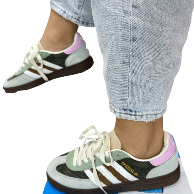 Comprar Tenis Adidas Spezial Mujer: Guía Completa y Ofertas Exclusivas. Si estás buscando comprar Tenis Adidas Spezial Mujer, has llegado al lugar correcto. En Onlineshoppingcenterg, te ofrecemos la mejor selección de estos tenis deportivos, con precios competitivos, envío rápido y garantía de calidad. A continuación, te explicamos todo lo que necesitas saber sobre los Adidas Spezial Mujer, desde sus características hasta cómo elegir la talla correcta y dónde comprarlos al mejor precio.  ¿Por qué comprar Tenis Adidas Spezial Mujer? Los Adidas Spezial Mujer son una de las opciones más populares para quienes buscan estilo, comodidad y versatilidad. Estos tenis, inspirados en el diseño clásico de los años 70, combinan moda y funcionalidad. Aquí te contamos sus principales beneficios:  Diseño icónico: Perfecto para looks casuales y deportivos.  Comodidad superior: Ideales para caminar o usar todo el día.  Materiales de alta calidad: Duraderos y resistentes al desgaste.  Variedad de colores: Disponible en tonos como beige, blanco, marrón y más.    Características de los Adidas Spezial Mujer Si quieres saber más sobre los Adidas Spezial Mujer, aquí te detallamos sus características clave:  Suela de goma: Ofrece excelente tracción y durabilidad.  Piel sintética y materiales premium: Combina estilo y resistencia.  Plantilla cómoda: Diseñada para soportar largas horas de uso.  Diseño retro: Inspirado en los modelos clásicos de Adidas.  ¿Cómo elegir la talla correcta de los Adidas Spezial Mujer? Elegir la talla correcta es esencial para disfrutar al máximo de tus Tenis Adidas Spezial Mujer. Sigue estos consejos:  Mide tu pie desde el talón hasta la punta del dedo más largo.  Consulta la tabla de tallas de Adidas disponible en nuestra tienda.  Si sueles usar plantillas, elige media talla más grande.  En Onlineshoppingcenterg, ofrecemos una guía de tallas detallada para que no tengas dudas al comprar.    ¿Dónde comprar Adidas Spezial Mujer al mejor precio? En Onlineshoppingcenterg, tenemos las mejores ofertas y descuentos en Adidas Spezial Mujer. Aquí te decimos por qué somos tu mejor opción:  Precios competitivos: Encuentra los Adidas Spezial Mujer al mejor precio.  Envío rápido y gratis: Recibe tus tenis en la puerta de tu casa sin costos adicionales.  Garantía de autenticidad: Todos nuestros productos son 100% garantizadas.  Ofertas exclusivas: Aprovecha descuentos especiales y promociones limitadas.  Opiniones y reseñas de los Adidas Spezial Mujer Los usuarios que han comprado los Adidas Spezial Mujer destacan su estilo, comodidad y calidad. Algunas opiniones incluyen:  "Son muy cómodos y combinan con todo."  "El diseño retro es increíble, los uso todos los días."  "Excelente relación calidad-precio."    Preguntas frecuentes sobre los Adidas Spezial Mujer 1. ¿Para qué sirven los Adidas Spezial Mujer? Estos tenis son ideales para uso diario, caminar o combinar con looks casuales. No están diseñados para correr largas distancias.  2. ¿Cómo lavar los Adidas Spezial Mujer? Lávalos a mano con agua fría y un jabón suave. Evita la lavadora para mantener su durabilidad.  3. ¿Qué colores están disponibles? En Onlineshoppingcenterg, ofrecemos los Adidas Spezial Mujer en varios colores, como beige, blanco, marrón y más.  4. ¿Tienen garantía? Sí, todos nuestros productos incluyen garantía de fábrica.  Ofertas y descuentos en Adidas Spezial Mujer No te pierdas nuestras promociones exclusivas en Adidas Spezial Mujer. En Onlineshoppingcenterg, encontrarás:  Descuentos especiales: Ahorra hasta un 30% en tu compra.  Envío gratis: Para compras superiores a $50.  Outlet Adidas Spezial Mujer: Tenis de temporadas anteriores a precios increíbles.    ¿Por qué comprar en Onlineshoppingcenterg? Si buscas comprar Tenis Adidas Spezial Mujer, en Onlineshoppingcenterg te ofrecemos la mejor experiencia de compra. Con precios bajos, envío rápido y garantía de calidad, somos tu tienda de confianza.  ¡No esperes más! Visita nuestra tienda online y encuentra tus Adidas Spezial Mujer al mejor precio. ¡Haz tu pedido hoy y recíbelo en pocos días!