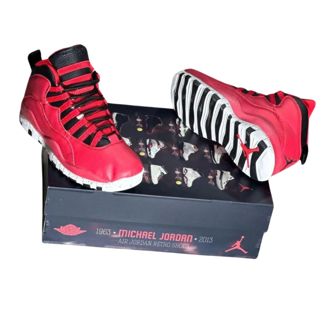 Comprar Tenis Jordan 10 Retro Chicago Flag Hombre en Onlineshoppingcenterg. Si estás buscando comprar Tenis Jordan 10 Retro Chicago Flag Hombre, has llegado al lugar correcto. En Onlineshoppingcenterg te ofrecemos los auténticos Jordan 10 Retro Chicago Flag, un calzado icónico que combina estilo, comodidad y calidad. Aquí encontrarás toda la información que necesitas para tomar la mejor decisión de compra.  ¿Qué son los Tenis Jordan 10 Retro Chicago Flag Hombre? Los Tenis Jordan 10 Retro Chicago Flag son un homenaje a la ciudad de Chicago, hogar del legendario Michael Jordan. Este modelo destaca por su diseño único, que incorpora la bandera de Chicago en la suela y detalles en rojo, blanco y azul. Es una edición especial que combina historia, estilo urbano y rendimiento.  Características principales: Diseño exclusivo: Bandera de Chicago en la suela y detalles en rojo, blanco y azul.  Materiales premium: Cuero y textiles de alta calidad para mayor durabilidad.  Tecnología Air: Amortiguación cómoda y reactiva.  Estilo versátil: Perfecto para uso diario o colección.    ¿Por qué comprar Jordan 10 Retro Chicago Flag en Onlineshoppingcenterg? En Onlineshoppingcenterg nos especializamos en ofrecerte los mejores sneakers al mejor precio. Aquí tienes razones para elegirnos:  Productos 100% garantizados: Garantizamos la buena calidad de cada par.  Precio competitivo: Ofrecemos los Jordan 10 Retro Chicago Flag al mejor precio del mercado.  Envío rápido y seguro: Recibe tus tenis en la comodidad de tu hogar.  Ofertas y descuentos: Aprovecha nuestras promociones exclusivas.  Jordan 10 Retro Chicago Flag: Tallas y Disponibilidad Los Tenis Jordan 10 Retro Chicago Flag están disponibles en una amplia gama de tallas para adaptarse a tus necesidades:  Tallas disponibles: Desde US 7 hasta US 13.  Edición limitada: Asegura tu par antes de que se agoten.  Consulta la disponibilidad de tallas en nuestra tienda online y elige la que mejor se adapte a ti.    Opiniones sobre los Jordan 10 Retro Chicago Flag Los usuarios destacan de los Jordan 10 Retro Chicago Flag:  Diseño único: Un calzado que combina historia y estilo.  Comodidad: Tecnología Air que brinda soporte y amortiguación.  Calidad: Materiales premium que garantizan durabilidad.  ¿Dónde comprar Tenis Jordan 10 Retro Chicago Flag Hombre? En Onlineshoppingcenterg puedes comprar Tenis Jordan 10 Retro Chicago Flag Hombre de forma segura y rápida. Somos la mejor opción para adquirir este modelo icónico, con envíos a todo el país.  Preguntas frecuentes sobre los Jordan 10 Retro Chicago Flag 1. ¿Qué talla debo elegir? Recomendamos consultar nuestra guía de tallas para elegir la opción que mejor se adapte a tus pies.  2. ¿Son cómodos los Jordan 10 Retro Chicago Flag? Sí, gracias a la tecnología Air, estos tenis ofrecen una amortiguación cómoda y reactiva.  3. ¿Puedo usar los Jordan 10 Retro Chicago Flag para hacer deporte? Aunque son ideales para uso diario y estilo urbano, no están diseñados para actividades deportivas intensas.    ¿Listo para comprar tus Jordan 10 Retro Chicago Flag? No esperes más para adquirir tus Tenis Jordan 10 Retro Chicago Flag Hombre en Onlineshoppingcenterg. Haz clic en el botón de compra y disfruta de los mejores sneakers al mejor precio.