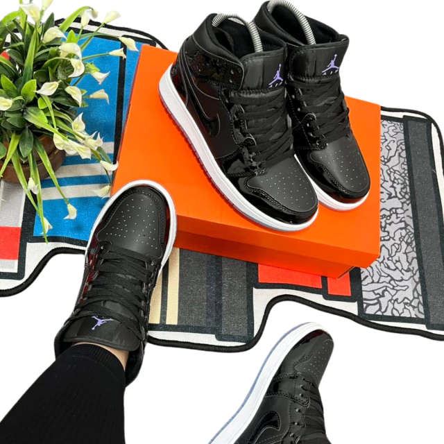 COMPRAR Tenis Nike Retro 1 Hombre: Estilo y Tradición en Cada Paso Si estás buscando COMPRAR Tenis Nike Retro 1 Hombre, has llegado al lugar correcto. En Onlineshoppingcenterg, te ofrecemos la mejor selección de zapatillas de esta icónica línea, y hoy queremos contarte todo lo que necesitas saber sobre este calzado que combina estilo, historia y comodidad. Desde su diseño clásico hasta su tecnología avanzada, aquí encontrarás la información que necesitas para tomar una decisión informada.  ¿Qué hace especiales a los COMPRAR Tenis Nike Retro 1 Hombre? Los COMPRAR Tenis Nike Retro 1 Hombre son un símbolo de estilo urbano y tradición deportiva. Diseñados como parte de la legendaria línea de Jordan, estas zapatillas combinan lo mejor del diseño clásico con tecnología moderna. Aquí te contamos por qué son tan especiales:  Diseño icónico: Con el emblemático diseño de la Air Jordan 1, incluyendo el logo Nike Swoosh y el Jumpman, estas zapatillas son reconocidas por su estilo único.  Tecnología avanzada: La amortiguación Nike Air ofrece comodidad y soporte para todo tipo de actividades.  Estilo versátil: Perfectas para looks casuales o deportivos, son ideales para cualquier ocasión.  Materiales de buena calidad: Fabricadas con cuero y materiales duraderos, garantizan resistencia y comodidad.    Características principales de los COMPRAR Tenis Nike Retro 1 Hombre 1. Diseño clásico y moderno Las Nike Retro 1 mantienen un diseño atemporal que combina elementos clásicos, como el corte alto y los colores emblemáticos, con detalles modernos.  2. Tecnología Nike Air La amortiguación Nike Air en la suela ofrece una experiencia cómoda y reactiva, ideal para caminar o practicar deportes.  3. Materiales duraderos El cuero premium y los refuerzos estratégicos aseguran que estas zapatillas sean resistentes y duraderas.  4. Estilo versátil Ya sea para un look urbano con jeans o para combinarlas con ropa deportiva, estas zapatillas son una pieza clave en cualquier guardarropa.  Opiniones de usuarios sobre los COMPRAR Tenis Nike Retro 1 Hombre Los usuarios destacan la comodidad y el diseño de estas zapatillas. Muchos comentan que son "cómodas, elegantes y duraderas", perfectas para el día a día o para actividades deportivas. Además, el diseño icónico y los detalles únicos son otros puntos a favor.  ¿Cómo combinar los COMPRAR Tenis Nike Retro 1 Hombre? Estas zapatillas son muy versátiles y pueden adaptarse a diferentes estilos. Aquí te dejamos algunas ideas:  Estilo casual: Combínalas con jeans y una camiseta básica para un look relajado pero sofisticado.  Look deportivo: Úsalas con shorts y una sudadera para una apariencia activa y moderna.  Estilo urbano: Atrévete a combinarlas con una chaqueta de mezclilla y pantalones joggers.    ¿Dónde COMPRAR Tenis Nike Retro 1 Hombre al mejor precio? En Onlineshoppingcenterg, te ofrecemos los COMPRAR Tenis Nike Retro 1 Hombre al mejor precio del mercado. Nuestra tienda online garantiza productos de buena calidad y envíos rápidos a todo Colombia.  Si estás buscando Nike Retro 1 Hombre precio competitivo, has llegado al lugar correcto. Además, contamos con ofertas especiales y descuentos exclusivos para que puedas adquirir tus zapatillas favoritas sin preocuparte por el presupuesto.  ¿Por qué elegir Onlineshoppingcenterg? Productos de buena calidad: Todas nuestras zapatillas Nike cumplen con los más altos estándares.  Precios competitivos: Ofrecemos las mejores ofertas en calzado deportivo y urbano.  Envíos rápidos: Recibe tus COMPRAR Tenis Nike Retro 1 Hombre en la comodidad de tu hogar.  Atención al cliente: Estamos siempre disponibles para resolver tus dudas y brindarte la mejor experiencia de compra.    ¿Vale la pena COMPRAR los Tenis Nike Retro 1 Hombre? Sin duda, los COMPRAR Tenis Nike Retro 1 Hombre son una excelente inversión para cualquier hombre que busque estilo, comodidad y calidad. Su combinación de diseño clásico, tecnología avanzada y versatilidad los convierte en un artículo imprescindible para tu colección.  No esperes más y COMPRAR tus Tenis Nike Retro 1 Hombre en Onlineshoppingcenterg. ¡Haz clic ahora y disfruta de la mejor calidad al mejor precio!