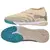 Guayos Puma Future 9 Ultimate para Hombre color beige con suela para cancha sintética, vista lateral y suela.