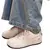 Mujer usando tenis Nike Air Force 1 Low Valentine's Day blancos y rosados con jeans