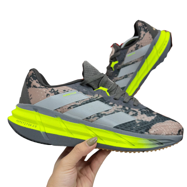 Zapatillas Adidas Adistar 2.0 Repetitor Hombre: Tecnología y Estilo para Corredores Si estás buscando las Zapatillas Adidas Adistar 2.0 Repetitor Hombre, has llegado al lugar correcto. En Onlineshoppingcenterg, te ofrecemos la mejor selección de calzado deportivo, y hoy queremos contarte todo lo que necesitas saber sobre este modelo diseñado para corredores. Desde su tecnología avanzada hasta su estilo moderno, aquí encontrarás la información que necesitas para tomar una decisión informada.  ¿Qué hace especiales a las Zapatillas Adidas Adistar 2.0 Repetitor Hombre? Las Zapatillas Adidas Adistar 2.0 Repetitor Hombre son un modelo creado para corredores que buscan rendimiento, comodidad y estilo. Este calzado combina lo mejor de la innovación de Adidas con un diseño moderno y funcional. Aquí te contamos por qué son tan especiales:  Tecnología avanzada: Equipadas con amortiguación Boost y soporte Repetitor, estas zapatillas ofrecen una experiencia de carrera suave y reactiva.  Diseño ergonómico: Su construcción está pensada para adaptarse al movimiento natural del pie, reduciendo el riesgo de lesiones.  Materiales premium: Fabricadas con malla transpirable y detalles resistentes, son duraderas y cómodas.  Estilo moderno: Aunque están diseñadas para correr, su estética las hace perfectas para el uso diario.    Características principales de las Adidas Adistar 2.0 Repetitor Hombre 1. Tecnología Boost para máxima comodidad La amortiguación Boost es una de las tecnologías más reconocidas de Adidas. Proporciona una absorción de impactos excepcional y un retorno de energía que mejora el rendimiento en cada paso.  2. Soporte Repetitor para estabilidad El sistema Repetitor está diseñado para ofrecer un soporte dinámico que se adapta al movimiento del pie, brindando estabilidad y reduciendo la fatiga durante carreras largas.  3. Materiales transpirables y duraderos La parte superior está hecha de malla transpirable que mantiene los pies frescos, mientras que los refuerzos estratégicos aseguran durabilidad en zonas de alto desgaste.  4. Diseño moderno y versátil Con un estilo deportivo pero sofisticado, estas zapatillas no solo son funcionales para correr, sino que también complementan cualquier outfit casual.    Opiniones de usuarios sobre las Adidas Adistar 2.0 Repetitor Hombre Los usuarios destacan la comodidad y el rendimiento de estas zapatillas. Muchos comentan que son "perfectas para carreras largas" y que "ofrecen un soporte increíble". Además, su diseño moderno y la calidad de los materiales son otros puntos a favor.  ¿Cómo combinar las Adidas Adistar 2.0 Repetitor Hombre? Estas zapatillas son muy versátiles y pueden adaptarse a diferentes estilos. Aquí te dejamos algunas ideas:  Estilo deportivo: Combínalas con leggings o shorts deportivos y una camiseta técnica.  Look casual: Úsalas con jeans y una sudadera para un estilo relajado pero moderno.  Estilo urbano: Atrévete a combinarlas con chinos y una chaqueta ligera.  ¿Dónde comprar las Adidas Adistar 2.0 Repetitor Hombre al mejor precio? En Onlineshoppingcenterg, te ofrecemos las Zapatillas Adidas Adistar 2.0 Repetitor Hombre al mejor precio del mercado. Nuestra tienda online garantiza productos de alta calidad y envíos rápidos a todo Colombia.  Si estás buscando Adidas Adistar 2.0 Repetitor Hombre precio competitivo, has llegado al lugar correcto. Además, contamos con ofertas especiales y descuentos exclusivos para que puedas adquirir tus zapatillas favoritas sin preocuparte por el presupuesto.  ¿Por qué elegir Onlineshoppingcenterg? Productos de alta calidad: Todas nuestras zapatillas Adidas cumplen con los más altos estándares.  Precios competitivos: Ofrecemos las mejores ofertas en calzado deportivo.  Envíos rápidos: Recibe tus Adidas Adistar 2.0 Repetitor Hombre en la comodidad de tu hogar.  Atención al cliente: Estamos siempre disponibles para resolver tus dudas y brindarte la mejor experiencia de compra.    ¿Vale la pena comprar las Adidas Adistar 2.0 Repetitor Hombre? Sin duda, las Zapatillas Adidas Adistar 2.0 Repetitor Hombre son una excelente inversión para cualquier corredor o amante del deporte. Su combinación de tecnología avanzada, comodidad y estilo las convierte en un artículo imprescindible para tu colección.  No esperes más y compra tus Adidas Adistar 2.0 Repetitor Hombre en Onlineshoppingcenterg. ¡Haz clic ahora y disfruta de la mejor calidad al mejor precio!