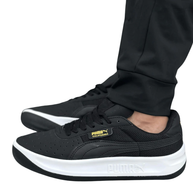 Comprar Zapatillas Puma California Originales Hombre: Estilo, Comodidad y Calidad Si estás buscando las Comprar Zapatillas Puma California Originales Hombre, has llegado al lugar correcto. En este artículo, te contaremos todo lo que necesitas saber sobre este modelo icónico de Puma, desde su diseño y comodidad hasta cómo comprarlas al mejor precio. Las Zapatillas Puma California para hombre son una opción perfecta para quienes buscan un calzado deportivo que combine estilo, calidad y versatilidad.  ¿Por qué elegir las Zapatillas Puma California para hombre? Las Zapatillas Puma California hombre son un clásico que nunca pasa de moda. Este modelo, inspirado en los años 80, ha sido reinventado para adaptarse a las tendencias actuales, manteniendo su esencia retro. Si buscas un calzado que te permita destacar en cualquier ocasión, estas zapatillas son la elección ideal.  Diseño y estilo El diseño de las Puma California hombre es único. Con su silueta deportiva y detalles vintage, estas zapatillas son perfectas para combinar con jeans, chándales o incluso ropa más casual. Disponibles en una variedad de colores, desde tonos clásicos como el azul y el negro hasta opciones más atrevidas, seguro encontrarás un par que se adapte a tu estilo.  Comodidad y calidad Además de su aspecto, las Zapatillas Puma California auténticas hombre están diseñadas para ofrecer la máxima comodidad. Su suela ligera y flexible proporciona un buen soporte, ideal para caminar o usar durante todo el día. Los materiales de alta calidad garantizan durabilidad, lo que las convierte en una inversión inteligente para tu guardarropa.  Zapatillas Puma California Originales Hombre: Estilo, Comodidad y Calidad Si estás buscando las Zapatillas Puma California Originales Hombre, has llegado al lugar correcto. En este artículo, te contaremos todo lo que necesitas saber sobre este modelo icónico de Puma, desde su diseño y comodidad hasta cómo comprarlas al mejor precio. Las Zapatillas Puma California para hombre son una opción perfecta para quienes buscan un calzado deportivo que combine estilo, calidad y versatilidad.  ¿Por qué elegir las Zapatillas Puma California para hombre? Las Zapatillas Puma California hombre son un clásico que nunca pasa de moda. Este modelo, inspirado en los años 80, ha sido reinventado para adaptarse a las tendencias actuales, manteniendo su esencia retro. Si buscas un calzado que te permita destacar en cualquier ocasión, estas zapatillas son la elección ideal.  Diseño y estilo El diseño de las Puma California hombre es único. Con su silueta deportiva y detalles vintage, estas zapatillas son perfectas para combinar con jeans, chándales o incluso ropa más casual. Disponibles en una variedad de colores, desde tonos clásicos como el azul y el negro hasta opciones más atrevidas, seguro encontrarás un par que se adapte a tu estilo.  Comodidad y calidad Además de su aspecto, las Zapatillas Puma California auténticas hombre están diseñadas para ofrecer la máxima comodidad. Su suela ligera y flexible proporciona un buen soporte, ideal para caminar o usar durante todo el día. Los materiales de alta calidad garantizan durabilidad, lo que las convierte en una inversión inteligente para tu guardarropa.    Características destacadas de las Zapatillas Puma California hombre Diseño retro moderno: Combina lo mejor de los años 80 con un toque contemporáneo.  Materiales premium: Cuero y textiles de alta resistencia para mayor durabilidad.  Suela ligera: Proporciona comodidad y flexibilidad en cada paso.  Variedad de colores: Desde tonos clásicos hasta opciones más vibrantes.  Logo icónico: El famoso logo de Puma en el lateral, que añade un toque de autenticidad.  ¿Dónde comprar Zapatillas Puma California originales hombre? Si estás listo para adquirir tus Zapatillas Puma California hombre, en Onlineshoppingcenterg tenemos la mejor selección. Ofrecemos envío gratis, descuentos exclusivos y la garantía de que estás comprando productos 100% auténticos. Además, contamos con tallas para todos los gustos, desde las más comunes hasta opciones especiales.  ¿Cómo elegir la talla correcta? Para asegurarte de que tus Zapatillas Puma California hombre te queden perfectas, te recomendamos consultar nuestra guía de tallas. Recuerda que este modelo tiende a ajustarse bien al pie, por lo que si prefieres un calce más holgado, considera elegir media talla más.  Ofertas y descuentos En Onlineshoppingcenterg, siempre estamos buscando ofrecerte las mejores promociones. No te pierdas nuestras ofertas en Zapatillas Puma California hombre 2023, donde podrás encontrar descuentos exclusivos y precios imbatibles.    Preguntas frecuentes sobre las Zapatillas Puma California hombre ¿Son adecuadas para hacer deporte? Las Zapatillas Puma California hombre están diseñadas principalmente para uso casual. Si bien son cómodas para caminar o realizar actividades ligeras, no están recomendadas para deportes de alto impacto.  ¿Cómo cuidar mis Zapatillas Puma California? Para mantener tus zapatillas en perfecto estado, te recomendamos limpiarlas regularmente con un paño húmedo y guardarlas en un lugar fresco y seco. Evita exponerlas a altas temperaturas o productos químicos agresivos.  ¿Hay opciones de colores limitadas? Sí, algunas ediciones de las Zapatillas Puma California hombre son de edición limitada, por lo que te recomendamos comprarlas antes de que se agoten.    Conclusión Las Zapatillas Puma California Originales Hombre son una excelente opción para quienes buscan un calzado que combine estilo, comodidad y calidad. Ya sea para uso diario o para completar un look casual, estas zapatillas no te defraudarán.  No esperes más y visita Onlineshoppingcenterg para encontrar las Zapatillas Puma California hombre al mejor precio. ¡Aprovecha nuestras ofertas y disfruta de envío gratis!  Características destacadas de las Zapatillas Puma California hombre Diseño retro moderno: Combina lo mejor de los años 80 con un toque contemporáneo.  Materiales premium: Cuero y textiles de alta resistencia para mayor durabilidad.  Suela ligera: Proporciona comodidad y flexibilidad en cada paso.  Variedad de colores: Desde tonos clásicos hasta opciones más vibrantes.  Logo icónico: El famoso logo de Puma en el lateral, que añade un toque de autenticidad.  ¿Dónde comprar Zapatillas Puma California originales hombre? Si estás listo para adquirir tus Zapatillas Puma California hombre, en Onlineshoppingcenterg tenemos la mejor selección. Ofrecemos envío gratis, descuentos exclusivos y la garantía de que estás comprando productos 100% garantizado. Además, contamos con tallas para todos los gustos, desde las más comunes hasta opciones especiales.  ¿Cómo elegir la talla correcta? Para asegurarte de que tus Zapatillas Puma California hombre te queden perfectas, te recomendamos consultar nuestra guía de tallas. Recuerda que este modelo tiende a ajustarse bien al pie, por lo que si prefieres un calce más holgado, considera elegir media talla más.  Ofertas y descuentos En Onlineshoppingcenterg, siempre estamos buscando ofrecerte las mejores promociones. No te pierdas nuestras ofertas en Zapatillas Puma California hombre 2023, donde podrás encontrar descuentos exclusivos y precios imbatibles.  Zapatillas Puma California Originales Hombre: Estilo, Comodidad y Calidad Si estás buscando las Zapatillas Puma California Originales Hombre, has llegado al lugar correcto. En este artículo, te contaremos todo lo que necesitas saber sobre este modelo icónico de Puma, desde su diseño y comodidad hasta cómo comprarlas al mejor precio. Las Zapatillas Puma California para hombre son una opción perfecta para quienes buscan un calzado deportivo que combine estilo, calidad y versatilidad.  ¿Por qué elegir las Zapatillas Puma California para hombre? Las Zapatillas Puma California hombre son un clásico que nunca pasa de moda. Este modelo, inspirado en los años 80, ha sido reinventado para adaptarse a las tendencias actuales, manteniendo su esencia retro. Si buscas un calzado que te permita destacar en cualquier ocasión, estas zapatillas son la elección ideal.  Diseño y estilo El diseño de las Puma California hombre es único. Con su silueta deportiva y detalles vintage, estas zapatillas son perfectas para combinar con jeans, chándales o incluso ropa más casual. Disponibles en una variedad de colores, desde tonos clásicos como el azul y el negro hasta opciones más atrevidas, seguro encontrarás un par que se adapte a tu estilo.  Comodidad y calidad Además de su aspecto, las Zapatillas Puma California auténticas hombre están diseñadas para ofrecer la máxima comodidad. Su suela ligera y flexible proporciona un buen soporte, ideal para caminar o usar durante todo el día. Los materiales de alta calidad garantizan durabilidad, lo que las convierte en una inversión inteligente para tu guardarropa.    Características destacadas de las Zapatillas Puma California hombre Diseño retro moderno: Combina lo mejor de los años 80 con un toque contemporáneo.  Materiales premium: Cuero y textiles de alta resistencia para mayor durabilidad.  Suela ligera: Proporciona comodidad y flexibilidad en cada paso.  Variedad de colores: Desde tonos clásicos hasta opciones más vibrantes.  Logo icónico: El famoso logo de Puma en el lateral, que añade un toque de autenticidad.  ¿Dónde comprar Zapatillas Puma California originales hombre? Si estás listo para adquirir tus Zapatillas Puma California hombre, en Onlineshoppingcenterg tenemos la mejor selección. Ofrecemos envío gratis, descuentos exclusivos y la garantía de que estás comprando productos 100% auténticos. Además, contamos con tallas para todos los gustos, desde las más comunes hasta opciones especiales.  ¿Cómo elegir la talla correcta? Para asegurarte de que tus Zapatillas Puma California hombre te queden perfectas, te recomendamos consultar nuestra guía de tallas. Recuerda que este modelo tiende a ajustarse bien al pie, por lo que si prefieres un calce más holgado, considera elegir media talla más.  Ofertas y descuentos En Onlineshoppingcenterg, siempre estamos buscando ofrecerte las mejores promociones. No te pierdas nuestras ofertas en Zapatillas Puma California hombre 2023, donde podrás encontrar descuentos exclusivos y precios imbatibles.    Preguntas frecuentes sobre las Zapatillas Puma California hombre ¿Son adecuadas para hacer deporte? Las Zapatillas Puma California hombre están diseñadas principalmente para uso casual. Si bien son cómodas para caminar o realizar actividades ligeras, no están recomendadas para deportes de alto impacto.  ¿Cómo cuidar mis Zapatillas Puma California? Para mantener tus zapatillas en perfecto estado, te recomendamos limpiarlas regularmente con un paño húmedo y guardarlas en un lugar fresco y seco. Evita exponerlas a altas temperaturas o productos químicos agresivos.  ¿Hay opciones de colores limitadas? Sí, algunas ediciones de las Zapatillas Puma California hombre son de edición limitada, por lo que te recomendamos comprarlas antes de que se agoten.    Conclusión Las Zapatillas Puma California Originales Hombre son una excelente opción para quienes buscan un calzado que combine estilo, comodidad y calidad. Ya sea para uso diario o para completar un look casual, estas zapatillas no te defraudarán.  No esperes más y visita Onlineshoppingcenterg para encontrar las Zapatillas Puma California hombre al mejor precio. ¡Aprovecha nuestras ofertas y disfruta de envío gratis!  Preguntas frecuentes sobre las Zapatillas Puma California hombre ¿Son adecuadas para hacer deporte? Las Zapatillas Puma California hombre están diseñadas principalmente para uso casual. Si bien son cómodas para caminar o realizar actividades ligeras, no están recomendadas para deportes de alto impacto.  ¿Cómo cuidar mis Zapatillas Puma California? Para mantener tus zapatillas en perfecto estado, te recomendamos limpiarlas regularmente con un paño húmedo y guardarlas en un lugar fresco y seco. Evita exponerlas a altas temperaturas o productos químicos agresivos.  ¿Hay opciones de colores limitadas? Sí, algunas ediciones de las Zapatillas Puma California hombre son de edición limitada, por lo que te recomendamos comprarlas antes de que se agoten.  Zapatillas Puma California Originales Hombre: Estilo, Comodidad y Calidad Si estás buscando las Zapatillas Puma California Originales Hombre, has llegado al lugar correcto. En este artículo, te contaremos todo lo que necesitas saber sobre este modelo icónico de Puma, desde su diseño y comodidad hasta cómo comprarlas al mejor precio. Las Zapatillas Puma California para hombre son una opción perfecta para quienes buscan un calzado deportivo que combine estilo, calidad y versatilidad.  ¿Por qué elegir las Zapatillas Puma California para hombre? Las Zapatillas Puma California hombre son un clásico que nunca pasa de moda. Este modelo, inspirado en los años 80, ha sido reinventado para adaptarse a las tendencias actuales, manteniendo su esencia retro. Si buscas un calzado que te permita destacar en cualquier ocasión, estas zapatillas son la elección ideal.  Diseño y estilo El diseño de las Puma California hombre es único. Con su silueta deportiva y detalles vintage, estas zapatillas son perfectas para combinar con jeans, chándales o incluso ropa más casual. Disponibles en una variedad de colores, desde tonos clásicos como el azul y el negro hasta opciones más atrevidas, seguro encontrarás un par que se adapte a tu estilo.  Comodidad y calidad Además de su aspecto, las Zapatillas Puma California auténticas hombre están diseñadas para ofrecer la máxima comodidad. Su suela ligera y flexible proporciona un buen soporte, ideal para caminar o usar durante todo el día. Los materiales de alta calidad garantizan durabilidad, lo que las convierte en una inversión inteligente para tu guardarropa.    Características destacadas de las Zapatillas Puma California hombre Diseño retro moderno: Combina lo mejor de los años 80 con un toque contemporáneo.  Materiales premium: Cuero y textiles de alta resistencia para mayor durabilidad.  Suela ligera: Proporciona comodidad y flexibilidad en cada paso.  Variedad de colores: Desde tonos clásicos hasta opciones más vibrantes.  Logo icónico: El famoso logo de Puma en el lateral, que añade un toque de autenticidad.  ¿Dónde comprar Zapatillas Puma California originales hombre? Si estás listo para adquirir tus Zapatillas Puma California hombre, en Onlineshoppingcenterg tenemos la mejor selección. Ofrecemos envío gratis, descuentos exclusivos y la garantía de que estás comprando productos 100% auténticos. Además, contamos con tallas para todos los gustos, desde las más comunes hasta opciones especiales.  ¿Cómo elegir la talla correcta? Para asegurarte de que tus Zapatillas Puma California hombre te queden perfectas, te recomendamos consultar nuestra guía de tallas. Recuerda que este modelo tiende a ajustarse bien al pie, por lo que si prefieres un calce más holgado, considera elegir media talla más.  Ofertas y descuentos En Onlineshoppingcenterg, siempre estamos buscando ofrecerte las mejores promociones. No te pierdas nuestras ofertas en Zapatillas Puma California hombre 2023, donde podrás encontrar descuentos exclusivos y precios imbatibles.    Preguntas frecuentes sobre las Zapatillas Puma California hombre ¿Son adecuadas para hacer deporte? Las Zapatillas Puma California hombre están diseñadas principalmente para uso casual. Si bien son cómodas para caminar o realizar actividades ligeras, no están recomendadas para deportes de alto impacto.  ¿Cómo cuidar mis Zapatillas Puma California? Para mantener tus zapatillas en perfecto estado, te recomendamos limpiarlas regularmente con un paño húmedo y guardarlas en un lugar fresco y seco. Evita exponerlas a altas temperaturas o productos químicos agresivos.  ¿Hay opciones de colores limitadas? Sí, algunas ediciones de las Zapatillas Puma California hombre son de edición limitada, por lo que te recomendamos comprarlas antes de que se agoten.    Conclusión Las Zapatillas Puma California Originales Hombre son una excelente opción para quienes buscan un calzado que combine estilo, comodidad y calidad. Ya sea para uso diario o para completar un look casual, estas zapatillas no te defraudarán.  No esperes más y visita Onlineshoppingcenterg para encontrar las Zapatillas Puma California hombre al mejor precio. ¡Aprovecha nuestras ofertas y disfruta de envío gratis!  Conclusión Las Zapatillas Puma California Originales Hombre son una excelente opción para quienes buscan un calzado que combine estilo, comodidad y calidad. Ya sea para uso diario o para completar un look casual, estas zapatillas no te defraudarán.  No esperes más y visita Onlineshoppingcenterg para encontrar las Zapatillas Puma California hombre al mejor precio. ¡Aprovecha nuestras ofertas y disfruta de envío gratis!