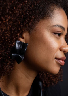 Brinco Nuvem - Couro Furta-cor - comprar online