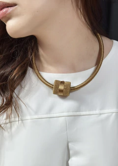 Colar Alinhado - Cordonê Ouro Velho - PONTO ATELIER