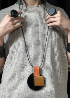 Colar Cubista - Couro Ferrugem / Linha Terra - comprar online
