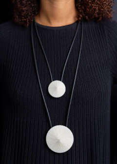 Colar Espaços - Branco na internet