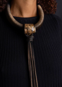 Colar Rupestre - Ouro Velho na internet