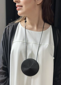 Colar Círculo G com Borda - Preto - PONTO ATELIER