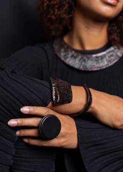 Colar Arco Textura Dunas - Preto - PONTO ATELIER