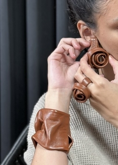 Brinco Flor Couraça - Couro Terracota na internet