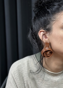 Brinco Flor Couraça - Couro Terracota - loja online