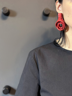Brinco Flor Couraça - Couro Vermelho - comprar online