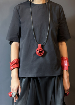 Colar Flor Longo - Couro Vermelho - comprar online