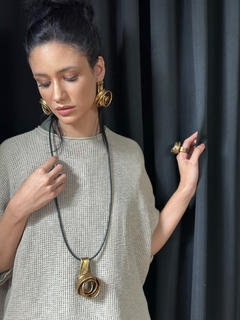 Colar Flor Longo - Couro Bronze
