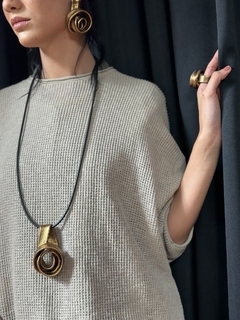 Colar Flor Longo - Couro Bronze - PONTO ATELIER