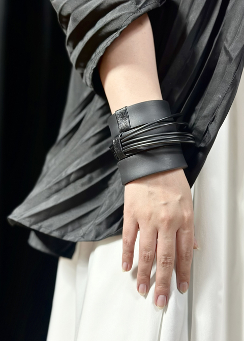 Pulseira Orbitas de Borracha Preta - comprar online