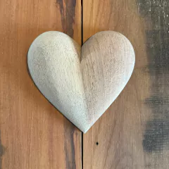 CORAÇÃO DE MADEIRA ENTALHADA - Atelier Farmhouse Daniela Alves