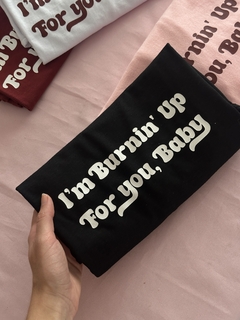 CAMISETA I'M BURNIN' UP FOR YOU, BABY na internet