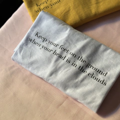 Camiseta Keep your feet on the ground When your head is in the clouds - comprar online