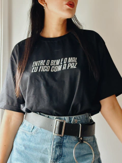 Camiseta Entre o bem e o mal eu fico com a paz - loja online