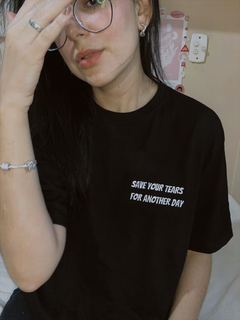 CAMISETA SAVE YOUR TEARS na internet