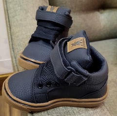 BOTA ECOCUERO NEGRA BASE CHOCOLATE - Little Piaro