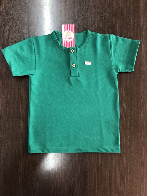 Camiseta Piquet com botões e abertura verde B252