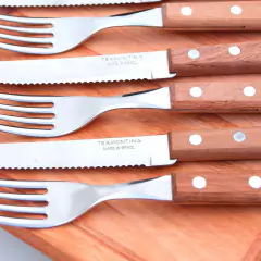 Kit Parrillero Tramontina 4 Cubiertos Dynamic + 2 Tablas Algarrobo - Destapa la Olla