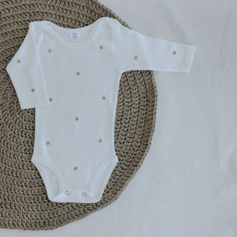 Body manga larga estrellas almendra - comprar online