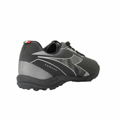 BOTIN DIADORA FUTBOL 5 TORNEO KIDS NEGRO PLATA en internet