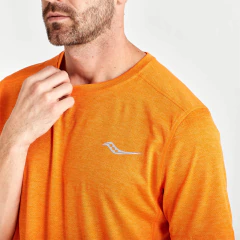REMERA CABALLERO DRY SAUCONY STOPWATCH 7278 NARANJA - sommerdeportes