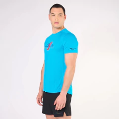 REMERA CABALLERO DRY SAUCONY STOPWACH GRAPHIC 380S CELESTE - sommerdeportes