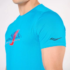 REMERA CABALLERO DRY SAUCONY STOPWACH GRAPHIC 380S CELESTE - tienda online