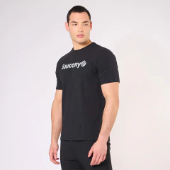 REMERA CABALLERO DRY SAUCONY RECOVERY GRAPHIC 050S NEGRO - sommerdeportes